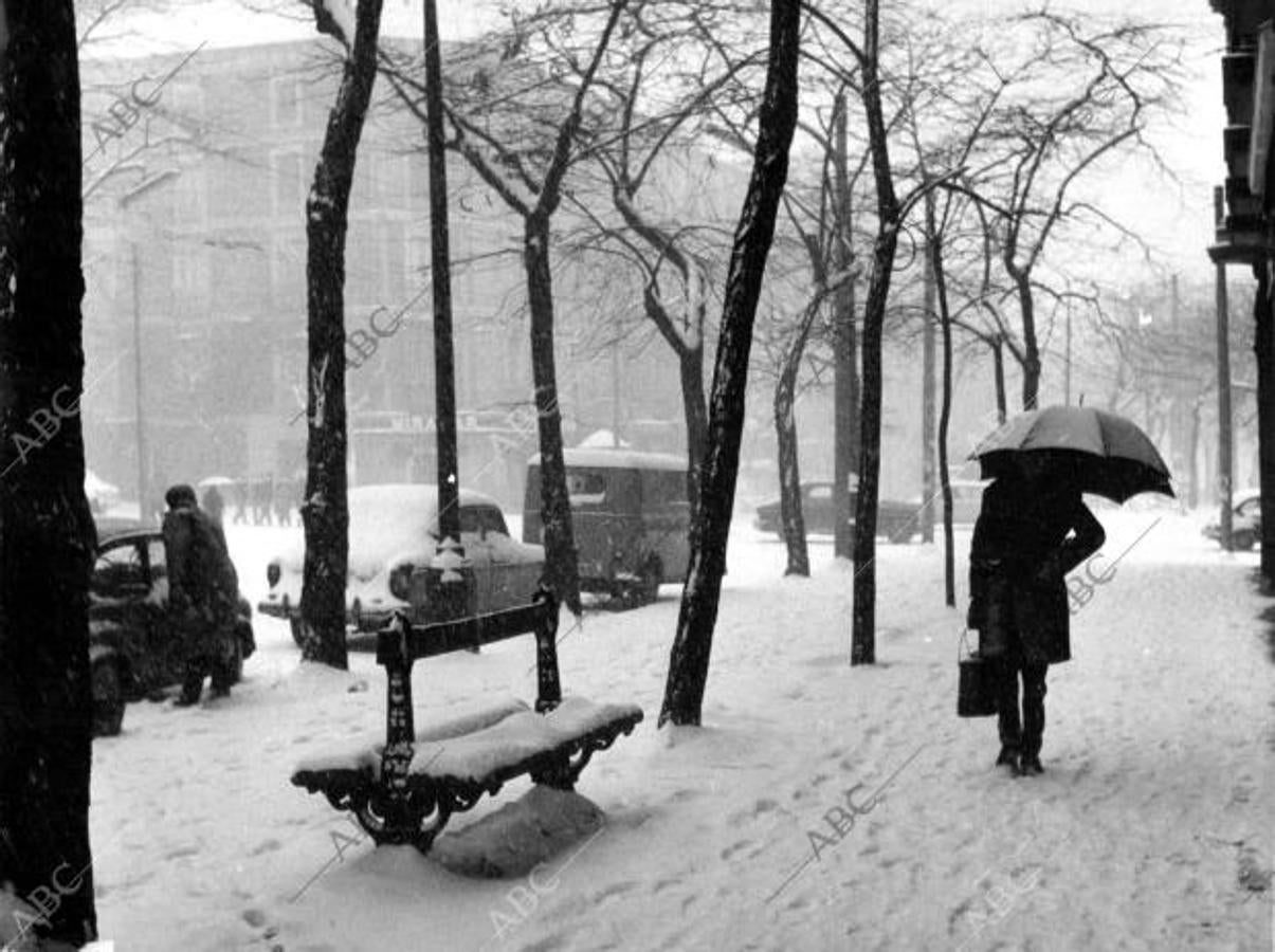 La calle Serrano completamente blanca en una nevada de febrero de 1963