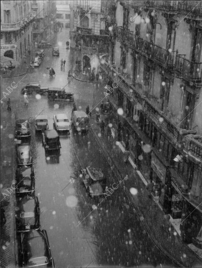 La calle Peligros en su confluencia con la Gran Vía en la primera nevada del año el 9 de enero de 1956