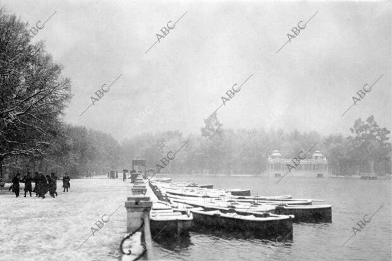 El estanque del Retiro cubierto de nieve el 27 de noviembre de 1916