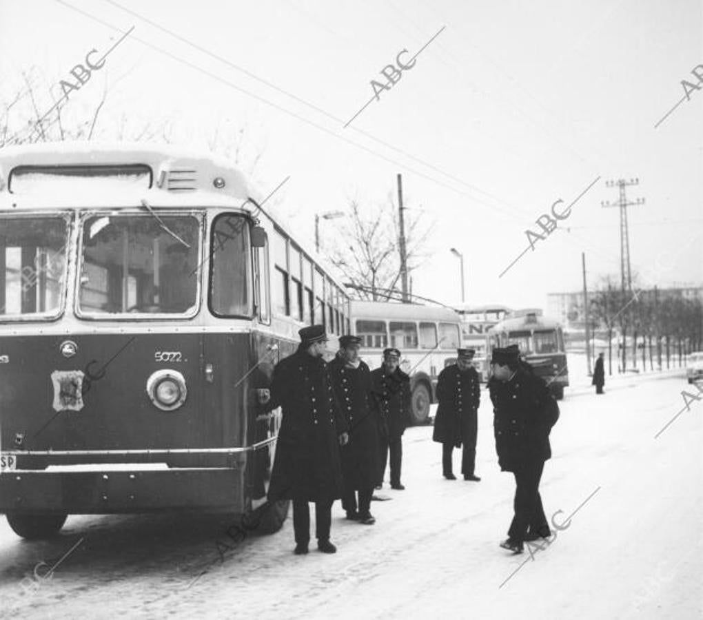 Las líneas de autobuses paralizadas en una de las nevadas de 1963