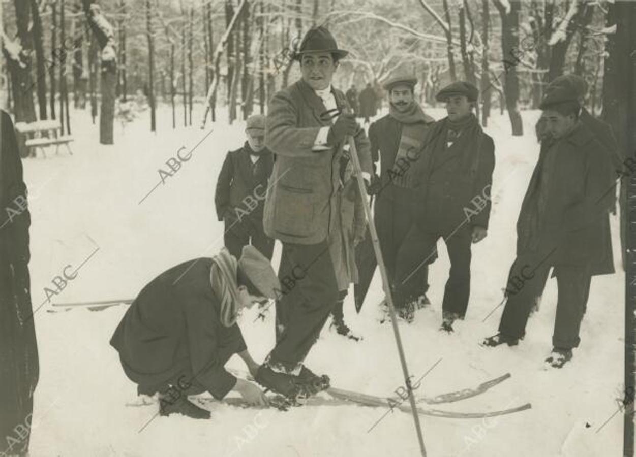 Un «sportman» calzando unos skis para patinar en el Retiro el 17 de enero de 1914