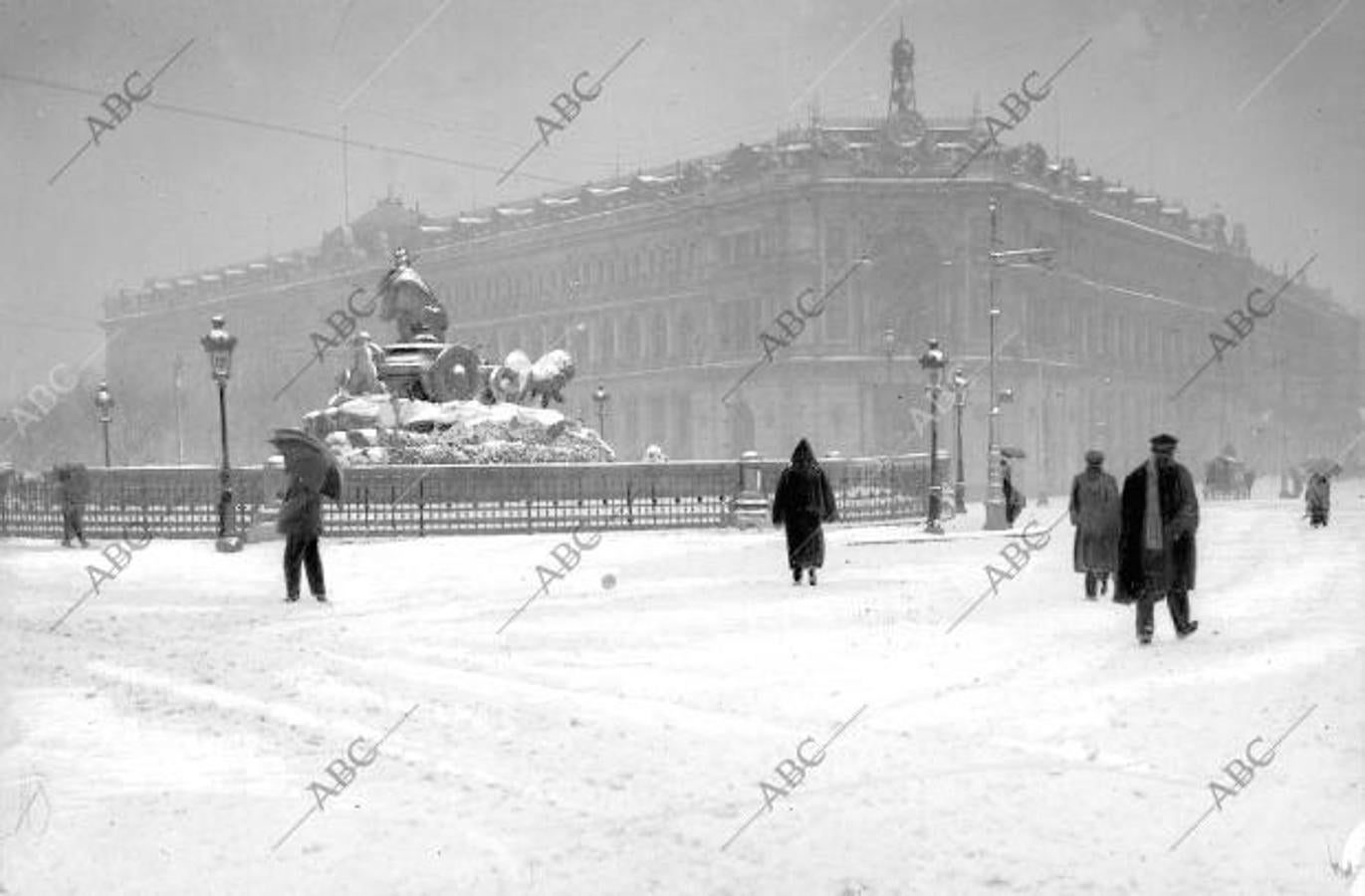 La plaza de Cibeles a los pocos minutos de comenzar a nevar, el 6 de febrero de 1907