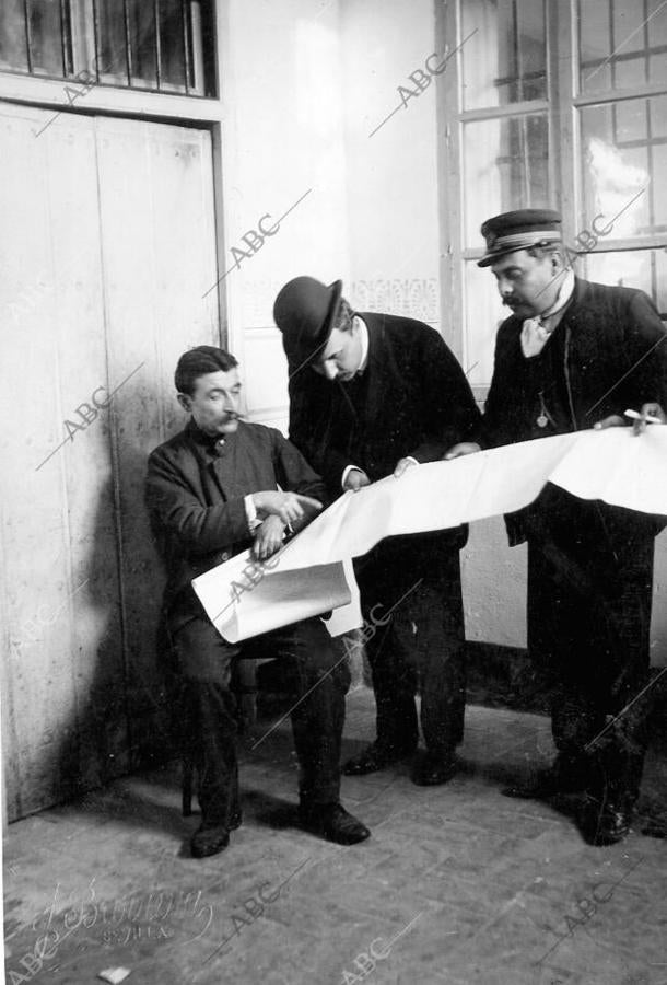 El procesado Aldije, mostrando en la cárcel al corresponsal de ABC en Sevilla, sr.Mir, los apuntes y planos que ha preparado para presentarlos en la vista 