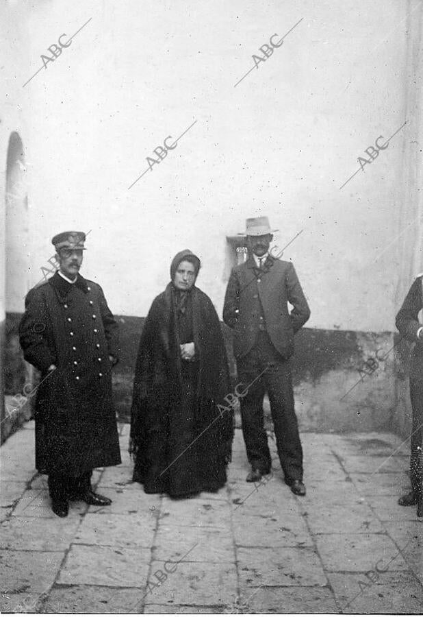 La mujer y el hijo del procesado Aldije esperan en el patio de la cárcel para entrar en la sala a prestar declaración.