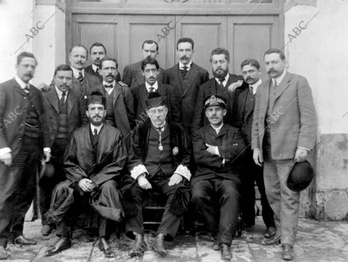 Retrato conjunto del presidente del tribunal, el secretario, el médico de la cárcel, los redactores de los diarios de Sevilla y los corresponsales de los de Madrid.