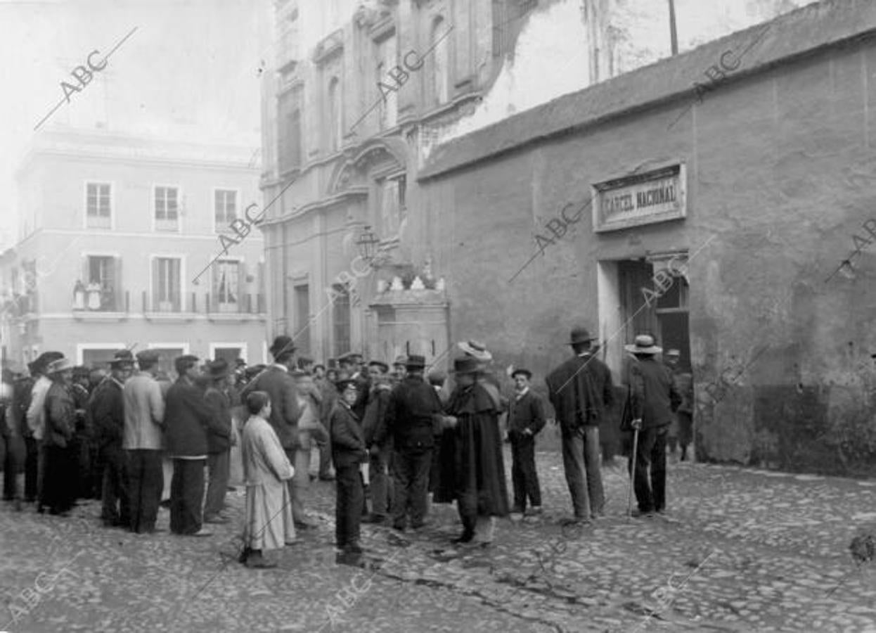 Sevilla. Los alrededores de la cárcel durante la vista del proceso seguido por los crímenes del Huerto del Francés