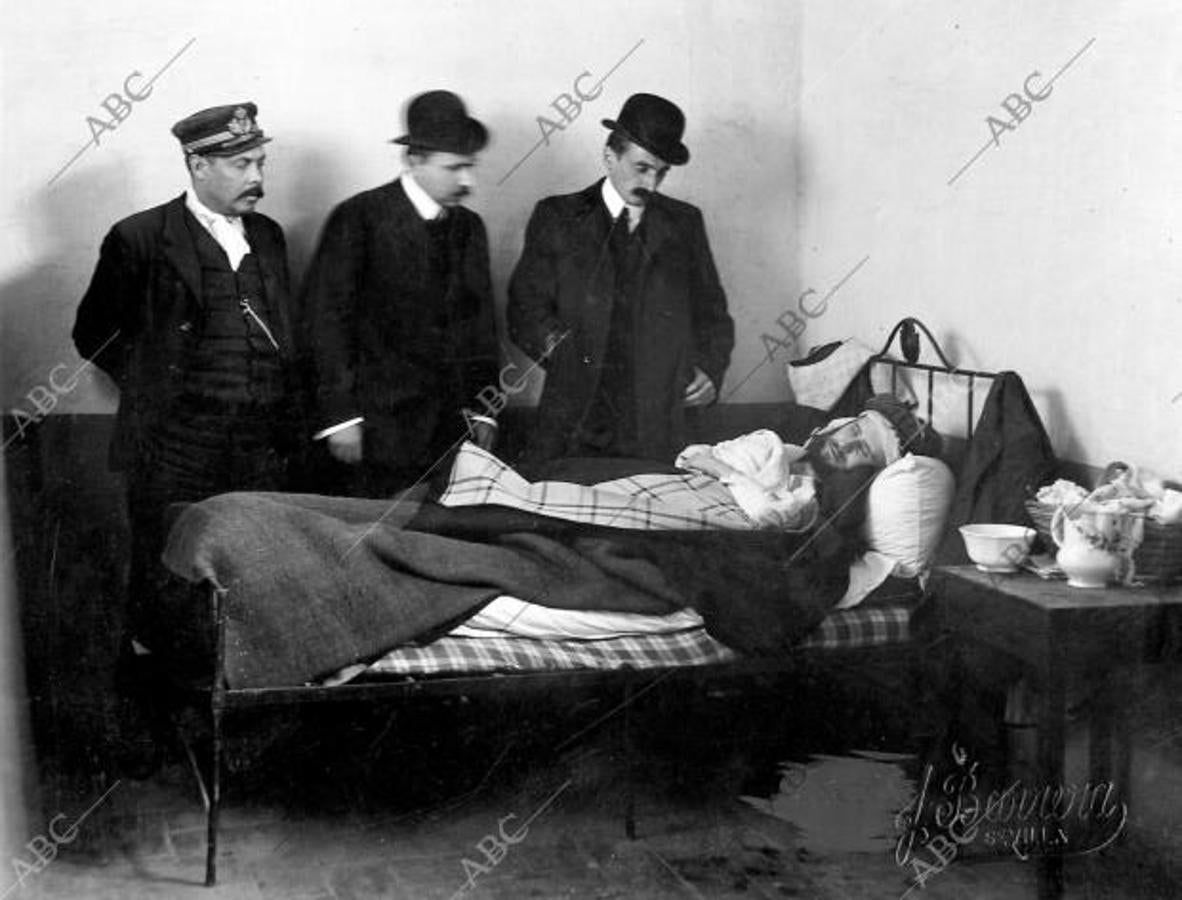 El secretario de la Audiencia de Sevilla y el corresponsal de ABC, Sr. Mir, hablando con el procesado Muñoz Lopera en la enfermería de la cárcel