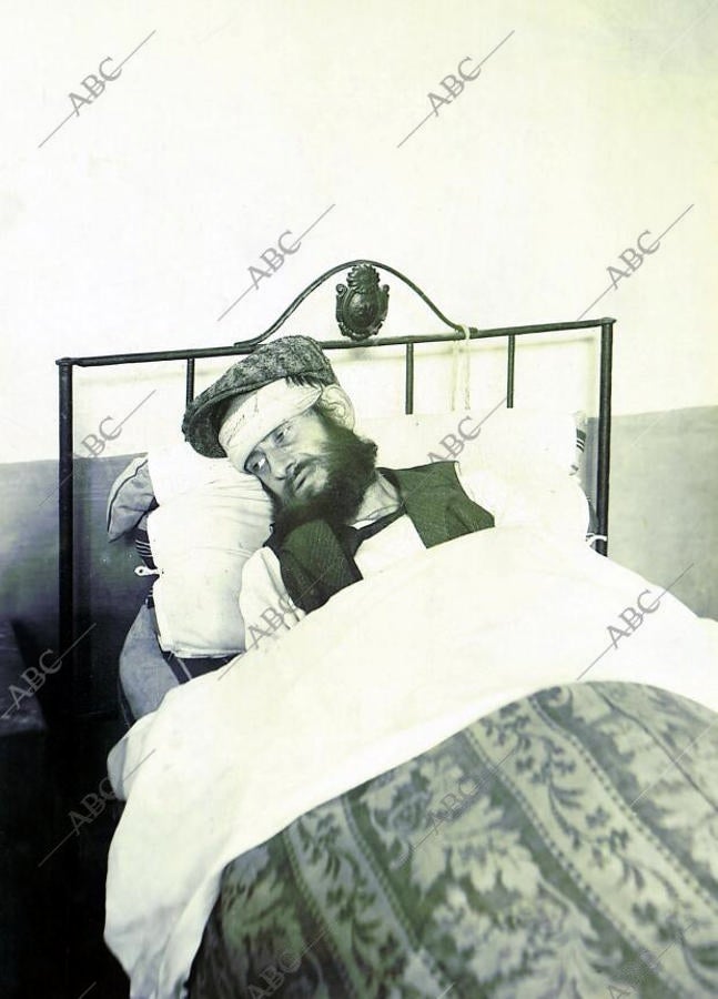 Sevilla, noviembre de 1905. José Muñoz Lopera, uno de los condenados por los «Crímenes del Huerto del Francés», en la enfermería de la cárcel, donde se encontraba por la huelga de hambre que hizo antes del juicio. Fue condenado a muerte, junto a su compinche Juan Aldije (el francés). Murió por garrote vil el 30 de octubre de 1906