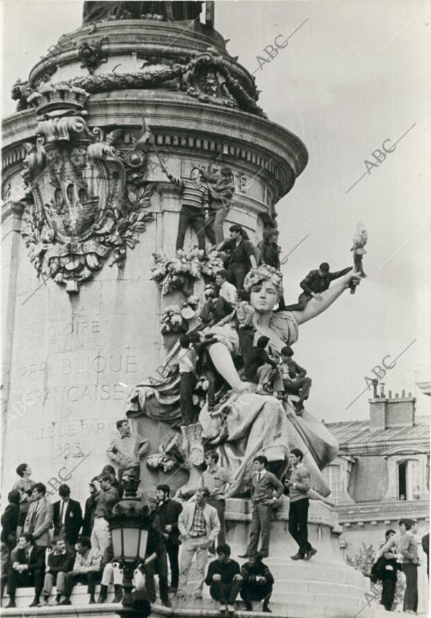 Estudiantes durante una de las sentadas en la plaza de la República.