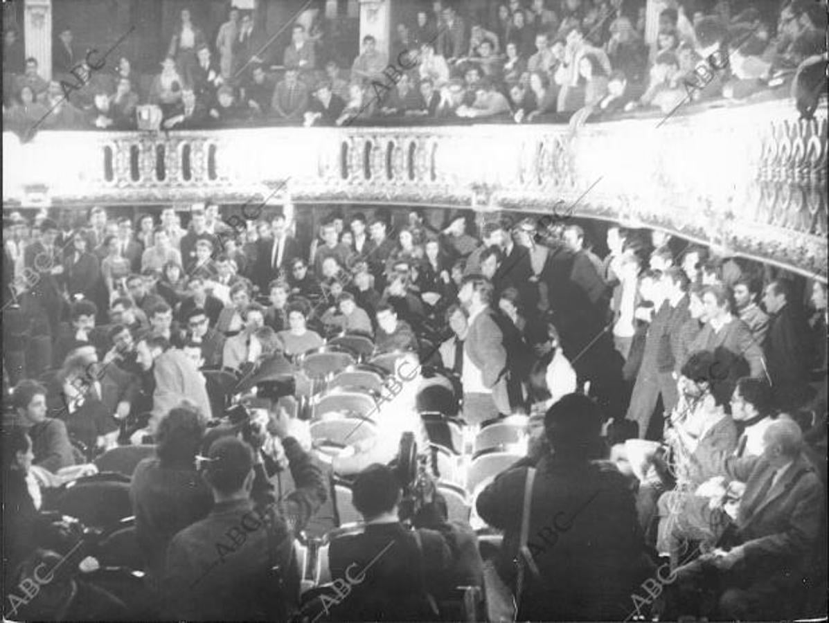 Después de haber ocupado el famoso teatro Odeón, estudiantes manifestantes de Paris comenzaron una serie de convenciones publicas