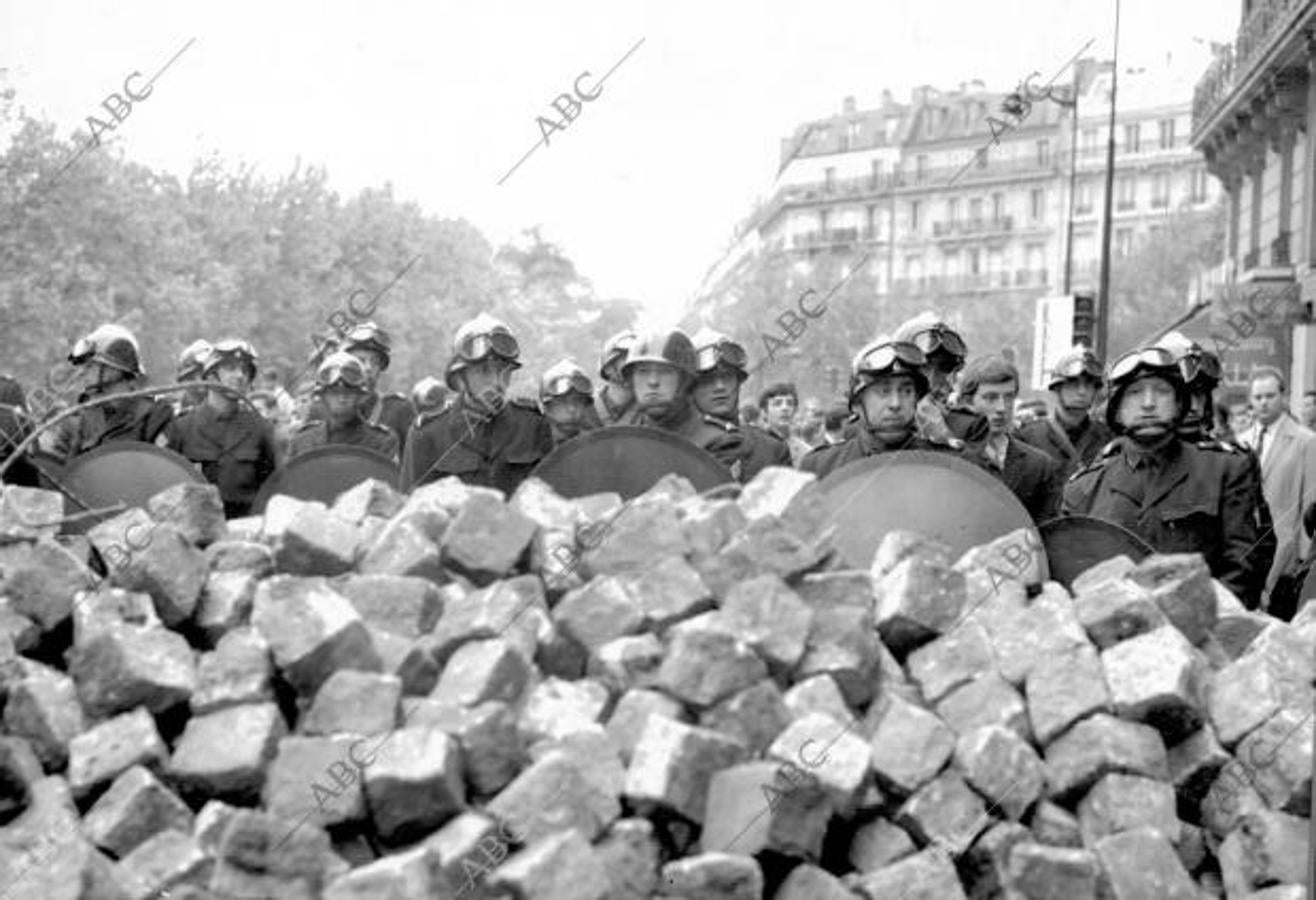 Un grupo de policías junto a una barricada levantada en el popular Barrio Latino