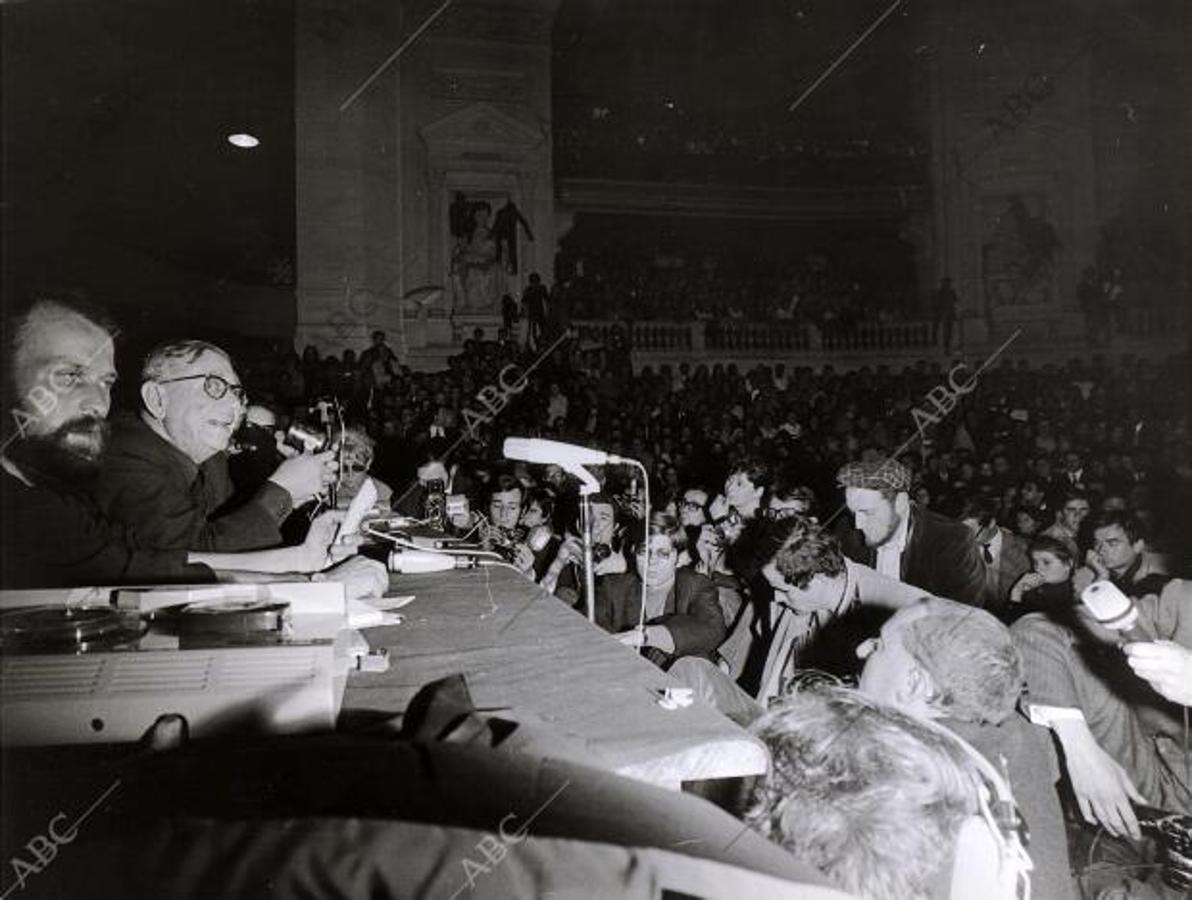 Jean Paul Sastre, se dirige a los estudiantes en la Sorbona durante una multitudinaria asamblea