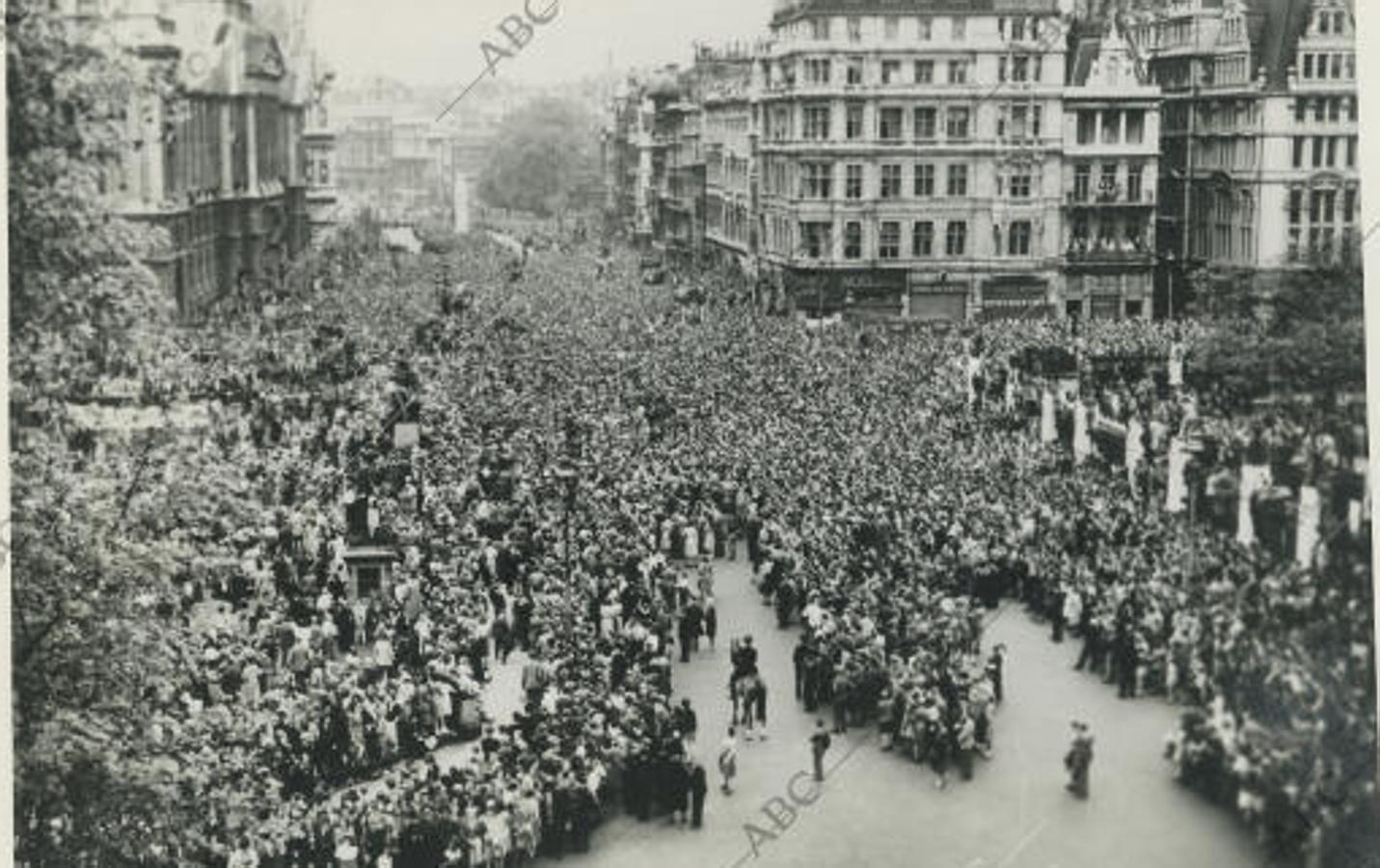 Una calle de Londres, completamente cubierta por la muchedumbre que el Día de la Victoria se congregó ante el Ministerio de Sanidad para vitorear a Churchill