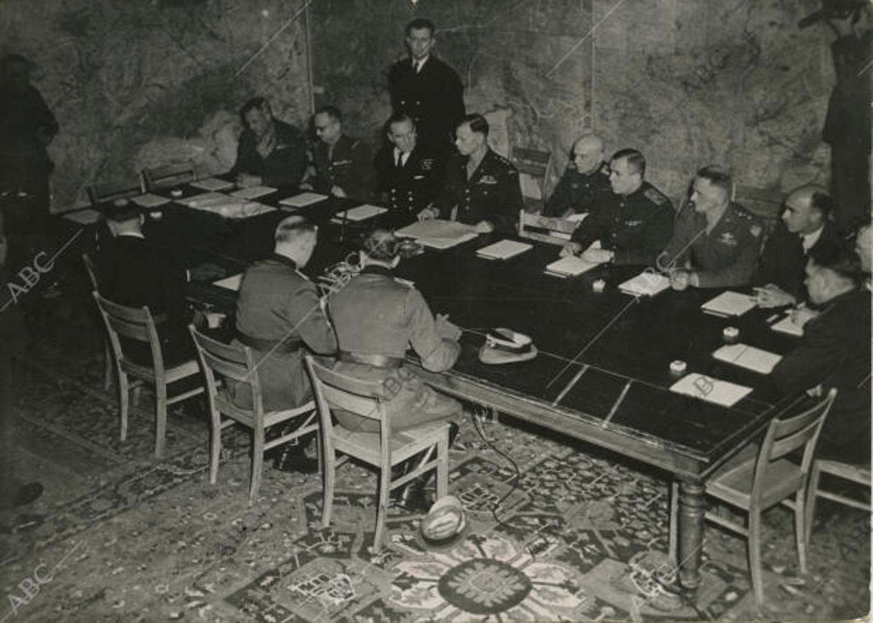 Firma de la capitulación alemana el 07 de mayo de 1945, en el Cuartel General de Eisenhower en Reims, a través del general Jodl y el almirante Friedeburg