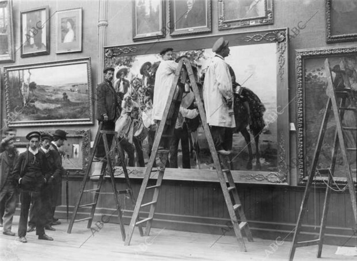 Operarios preparan una exposición en la Real Academia de Bellas Artes de San Fernando, en 1908