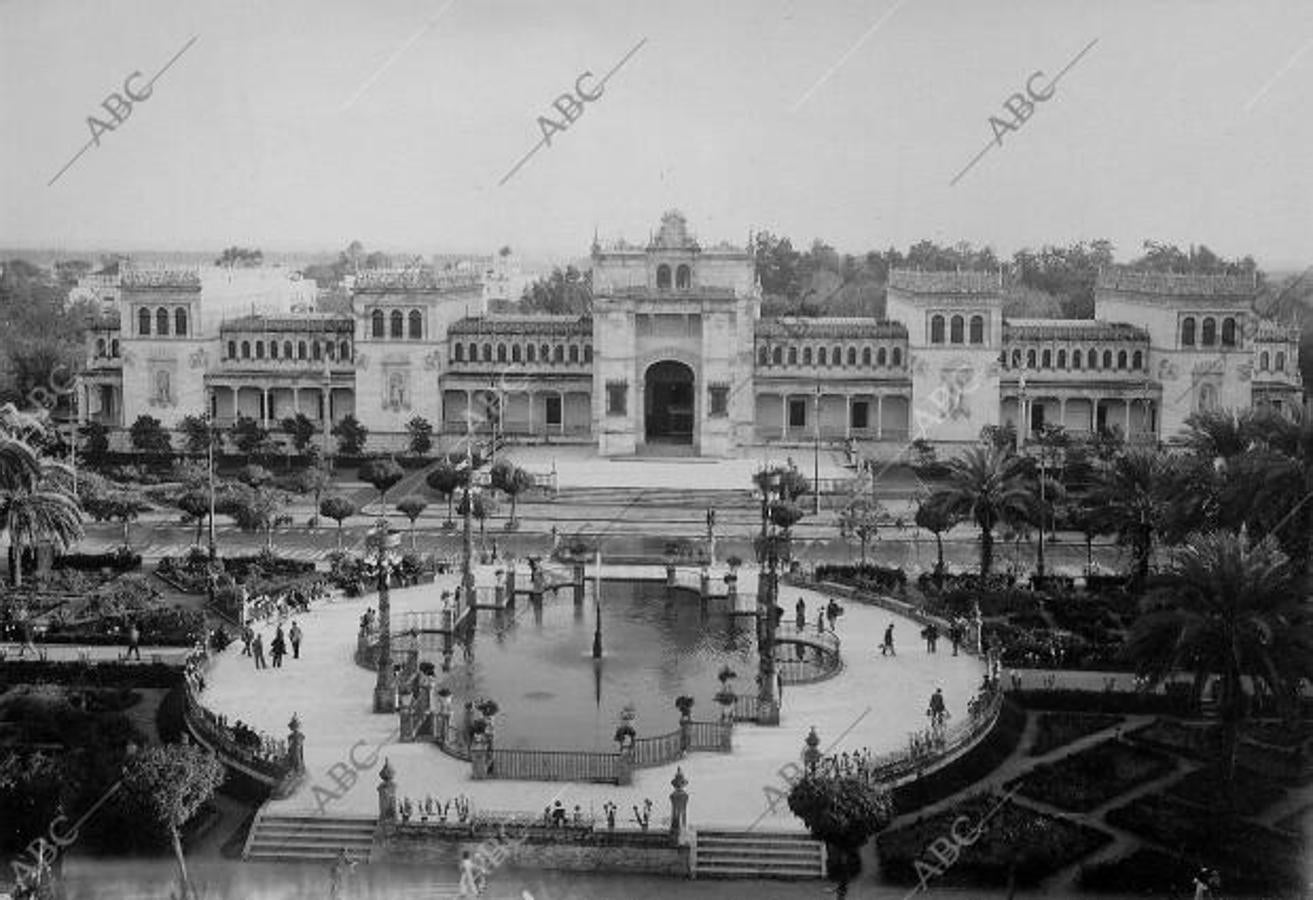 El pabellón de Bellas Artes de la Exposición Iberoamericana de Sevilla, actualmente sede del Museo Arqueológico, en la plaza de América del parque de María Luisa en 1929