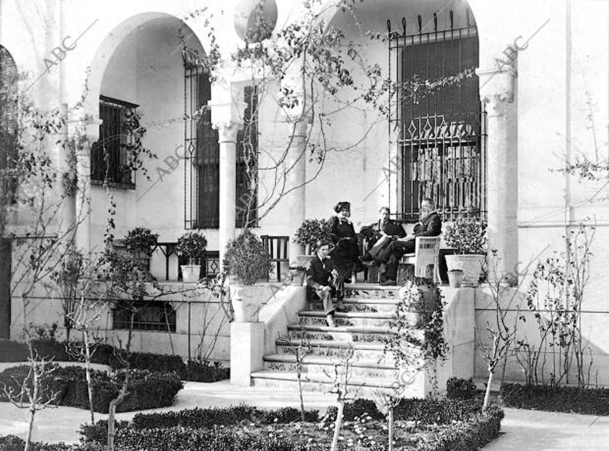 Sorolla, con su familia, a la puerta de su palacio en la calle General Martínez Campos de Madrid.