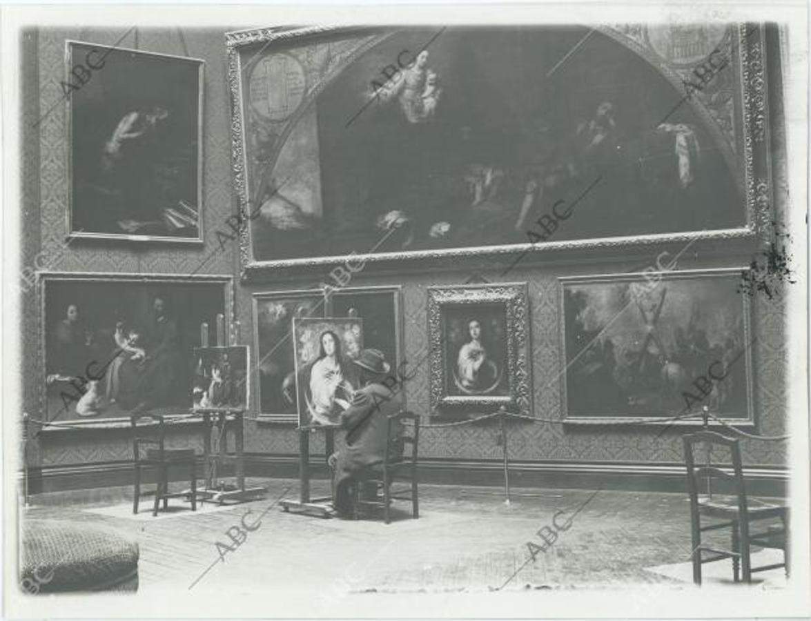 La sala Murillo en el Museo del Prado, en la que un pintor copia una Inmaculada Concepción, en 1910