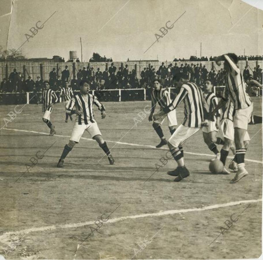 Partido amistoso entre el Athletic de Madrid y el Athletic Club de Bilbao, para inaugurar el campo de O'Donnell. Jugaron los dos con pantalones blancos. Los vascos de rojiblancos y los madrileños de blanquinegros, el 9 de febrero de 1913 