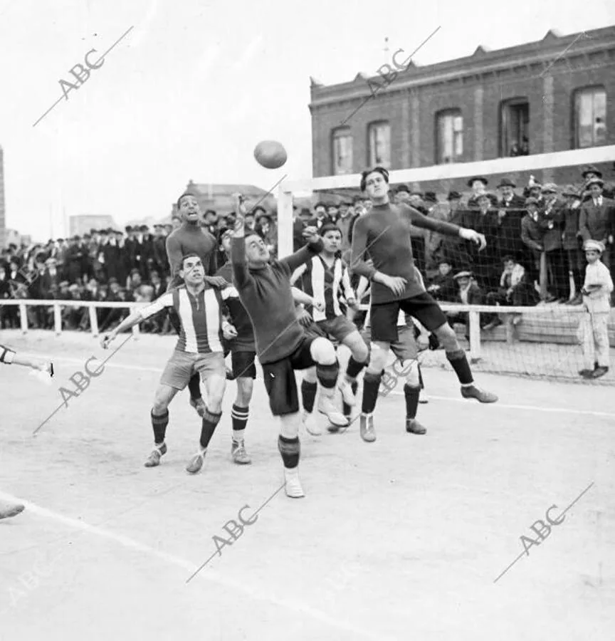 Copa del Rey de Fútbol. Primer partido de las semifinales para el campeonato entre la Sociedad Gimnástica Española y el Real Club Deportivo Español, que terminó con la victoria visitante por 2 a 3, el 11 de abril de 1915