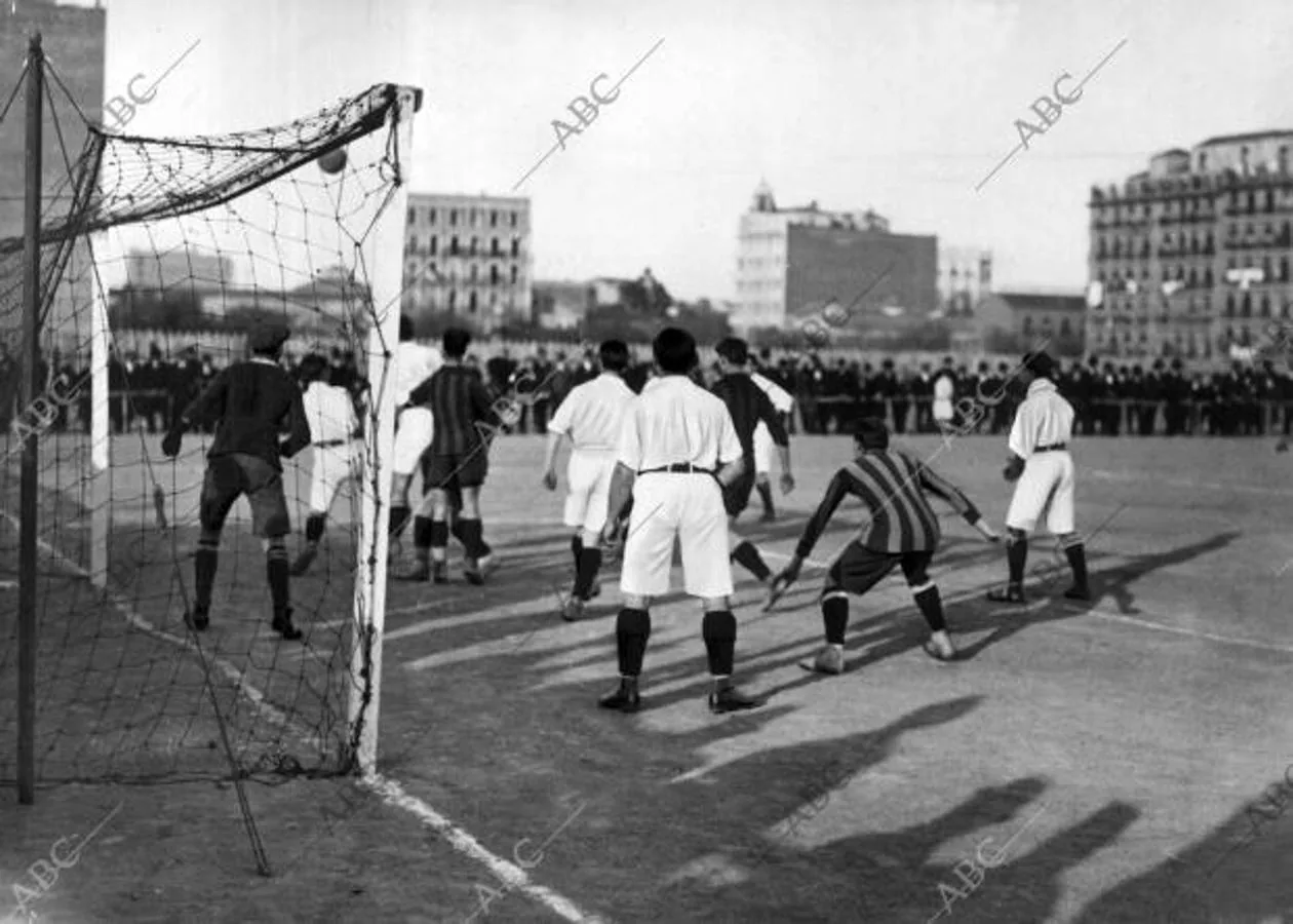 Segundo partido de la copa Excelsior disputado en el Estadio de O'Donnell entre el Madrid C.F. y el Spoting Club de Irún, que terminó con la victoria visitante por 1 a 4, el 3 de noviembre de 1912. Ganando también la competición. En la imagen el momento del gol del Madrid