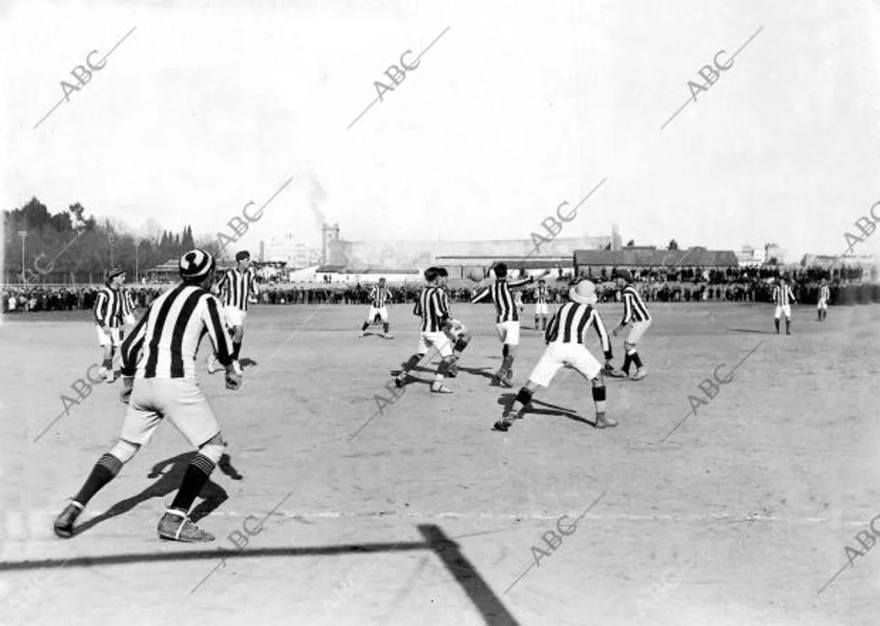 Partido de la II Copa Rodríguez Azuaga disputado en el Campo del Retiro entre el Ahtletic Club de Madrid y la Gimnástica Española. El partido no se llegó a finalizar, ya que la Gimnástica se retiró tras dar por válido el árbitro un gol que suponía la victoria de los rojiblancos. Este 22 de enero de 1911, fue el primer encuentro en el que vistieron la equipación rojiblanca