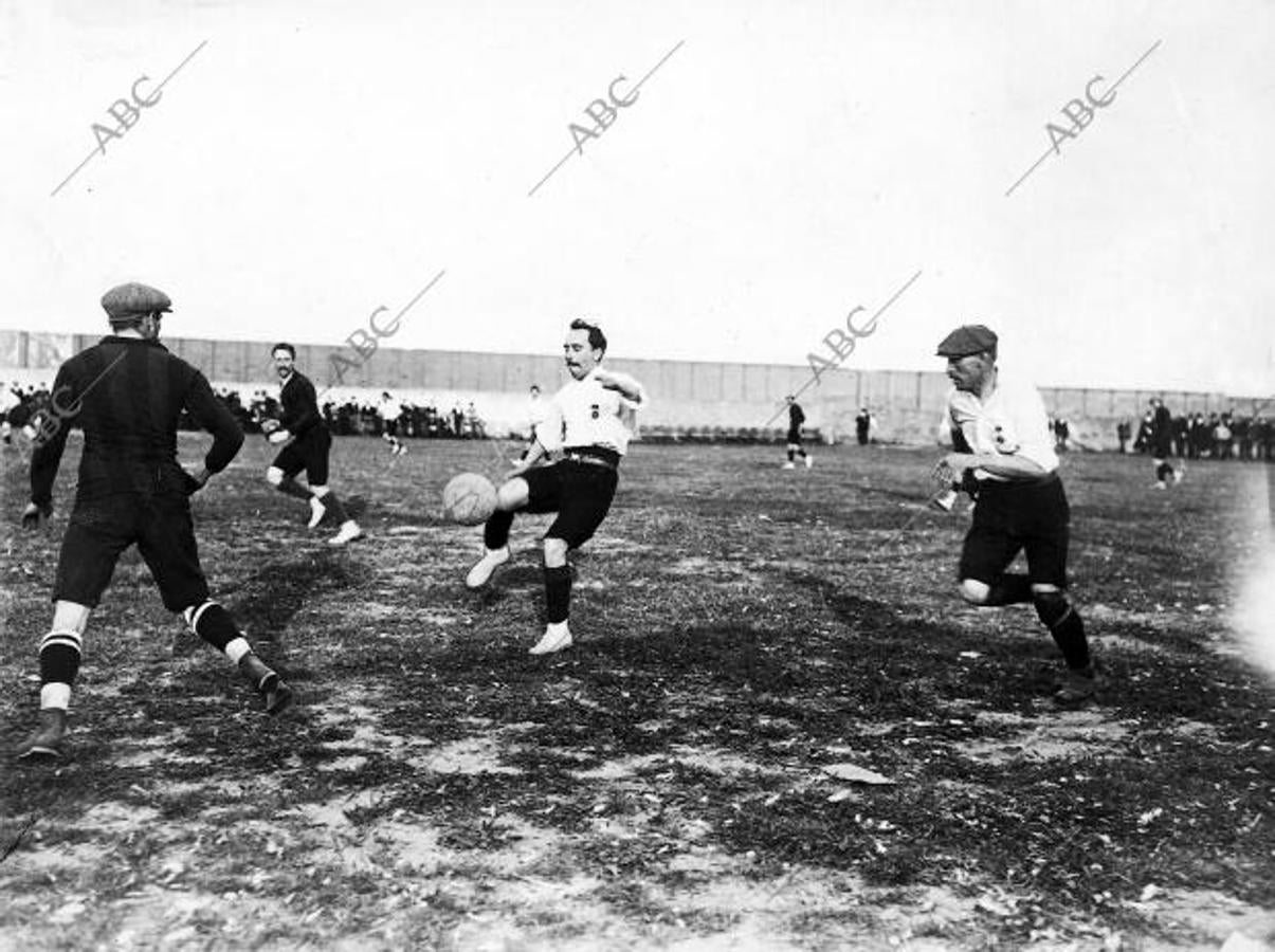 Partido disputado en el Campo del Retiro entre el Español de Madrid y el Deportivo de la Coruña, que terminó con la victoria de los de Madrid, el 23 de mayo de 1910