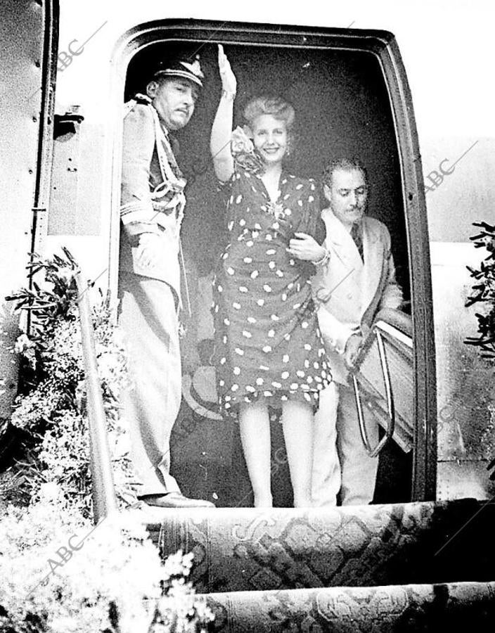 Eva Duarte de Perón se despide de España antes de partir en un vuelo hacia Roma