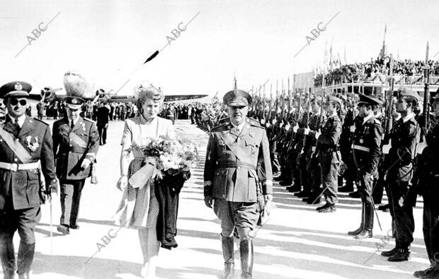 Eva Duarte, junto con Franco, pasan revista a las fuerzas de Aviación que rindieron los honores en su despedida 