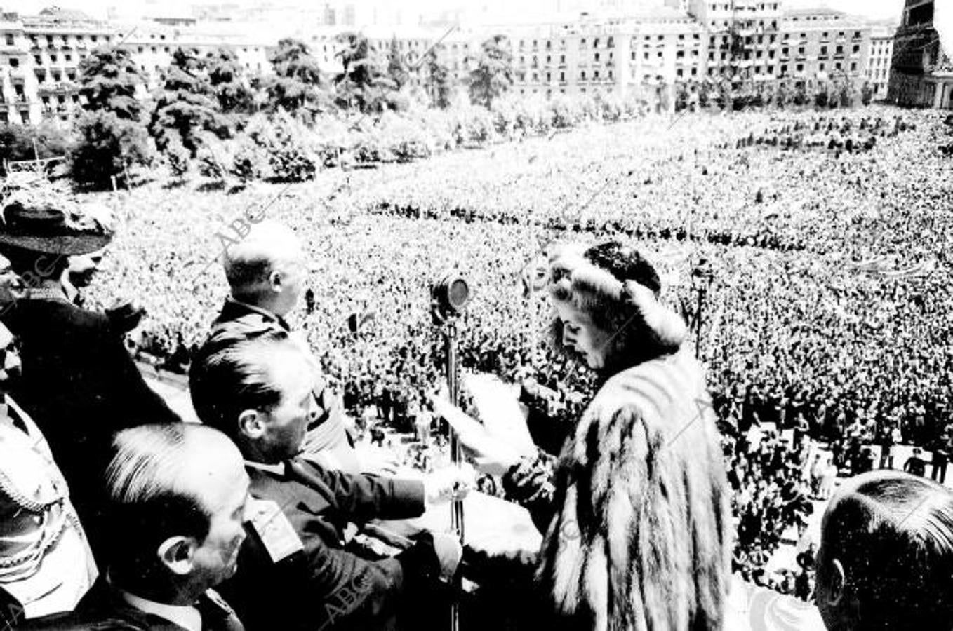 Eva Duarte de Perón, esposa del presidente argentino, es aclamada por el pueblo de Madrid