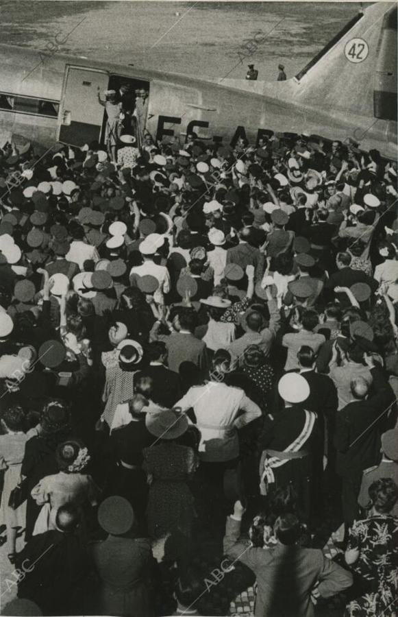 La esposa del presidente argentino fue despedida por Franco y su esposa al pie del avión que había de trasladar a Eva Duarte de Perón a Granada