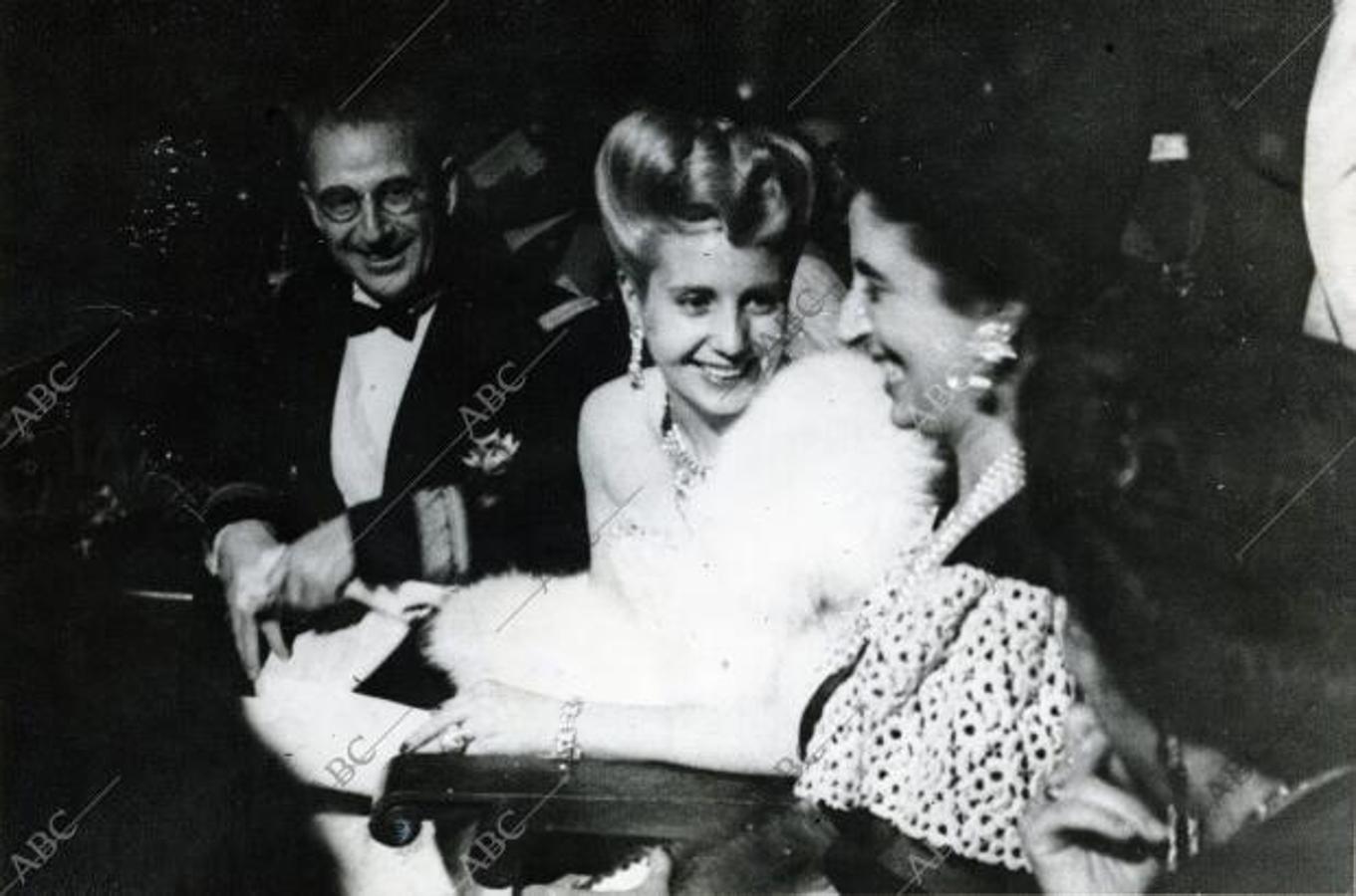 Eva Perón, acompañada de Carmen Polo y del ministro de Industria y Comercio, señor Suances, durante la representación en Montjuich, de la obra «El sueño de una noche de verano»