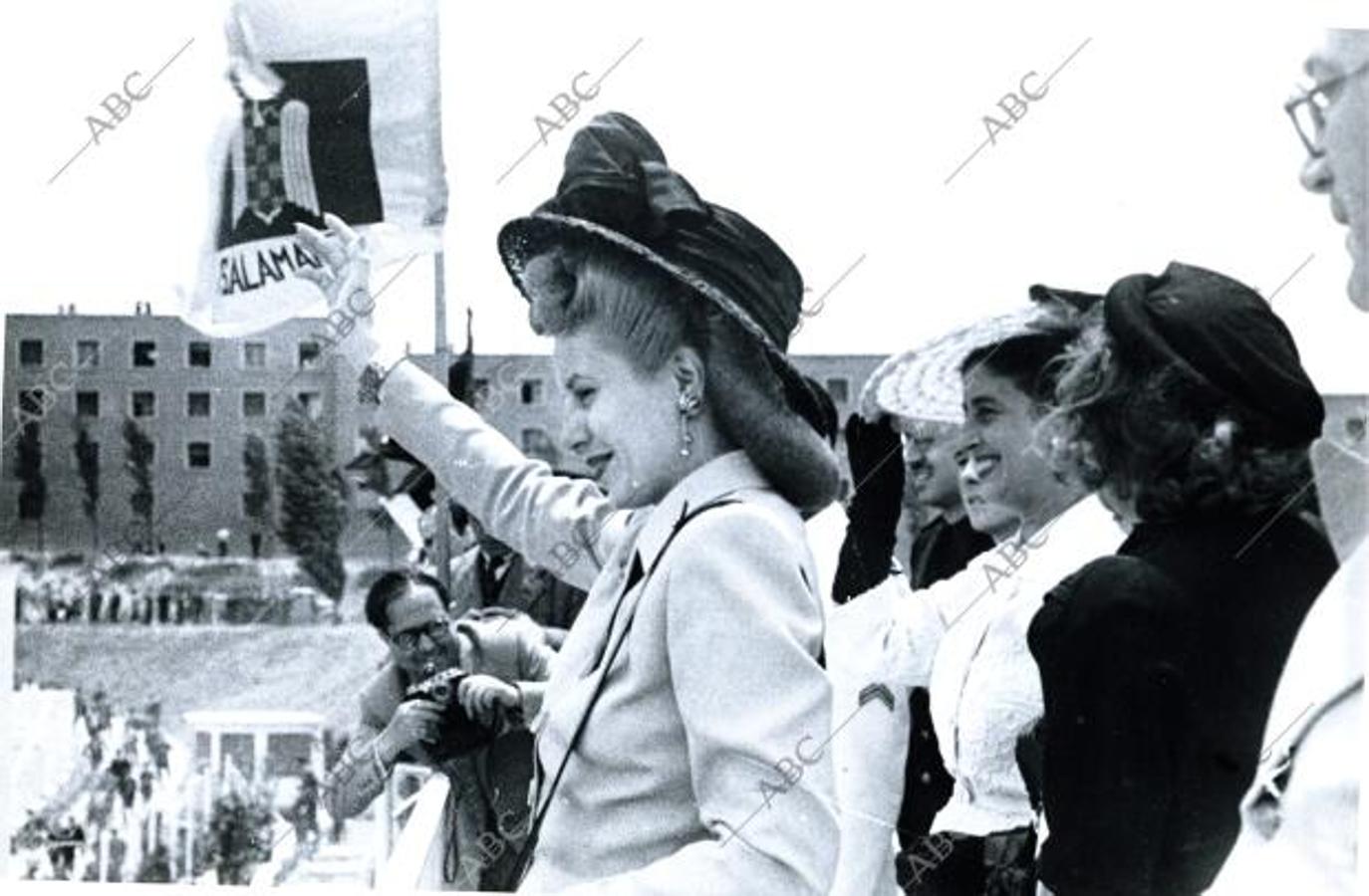 Junto a Carmen Polo, en su recorrido por la Ciudad Universitaria, saludando a los jóvenes universitarios que la aplaudían