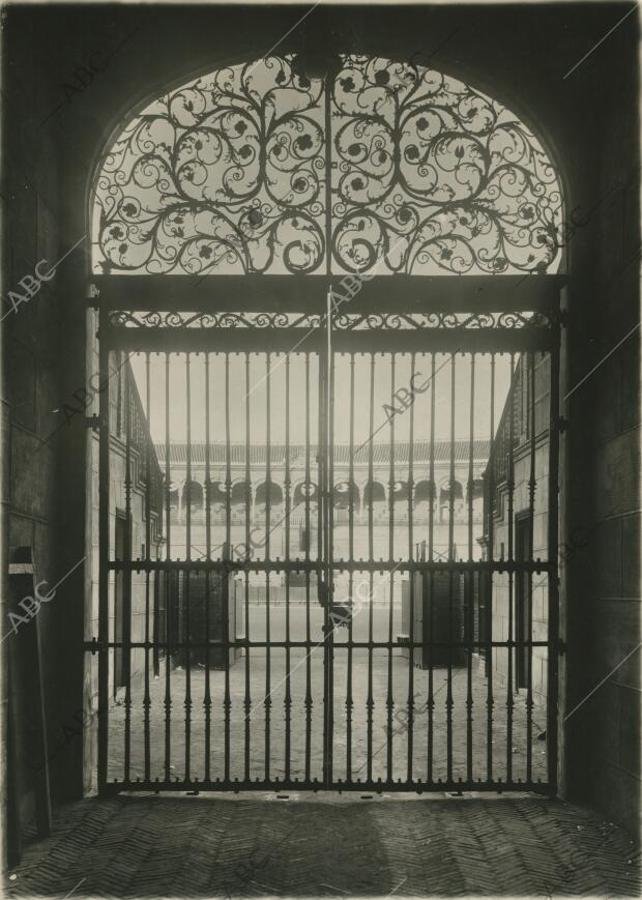 La reja de la Puerta del Principe, obra de Pedro Roldán, donde terminan las mejores tardes en la plaza
