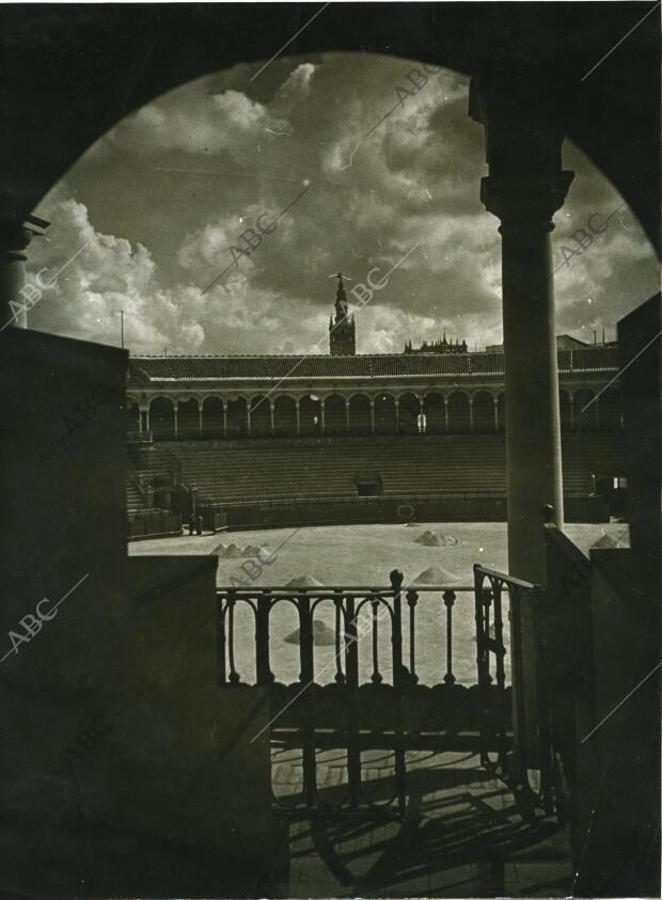 Los montículos del característico albero preparados para ser extendidos por el ruedo