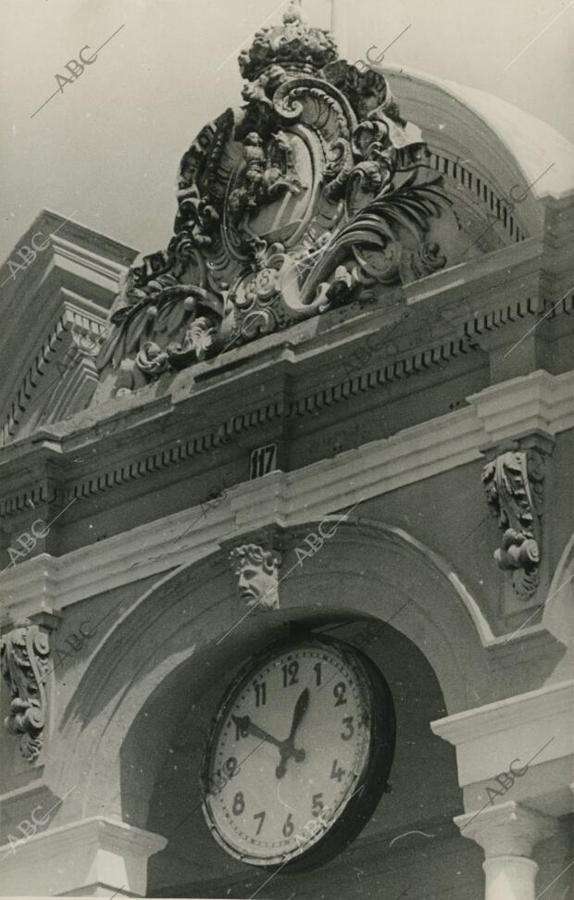 El reloj de la plaza bajo el que se encuentra la puerta de toriles
