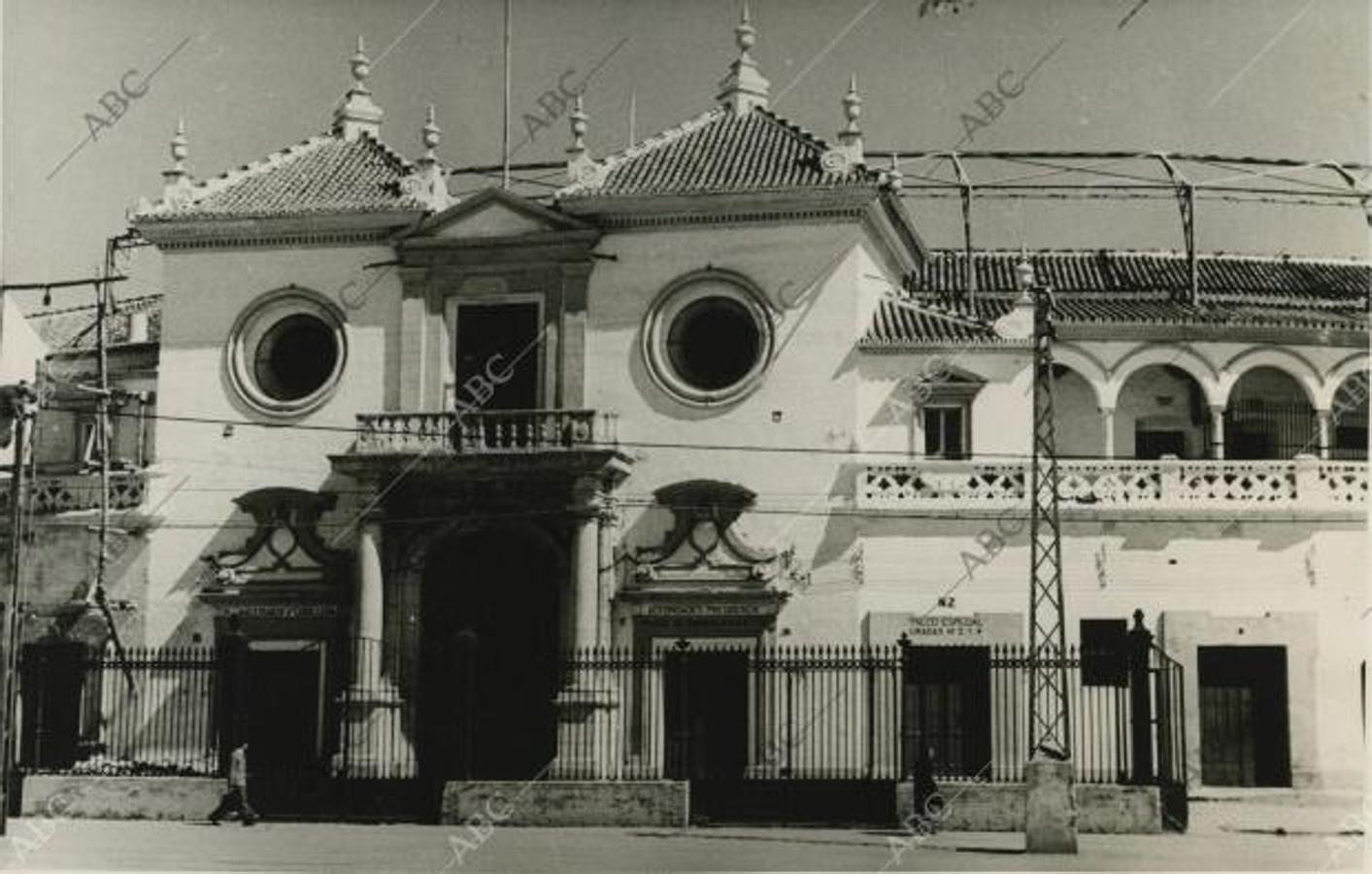 La entrada a la plaza de toros de la Real Maestranza de Caballería de Sevilla en los años 40