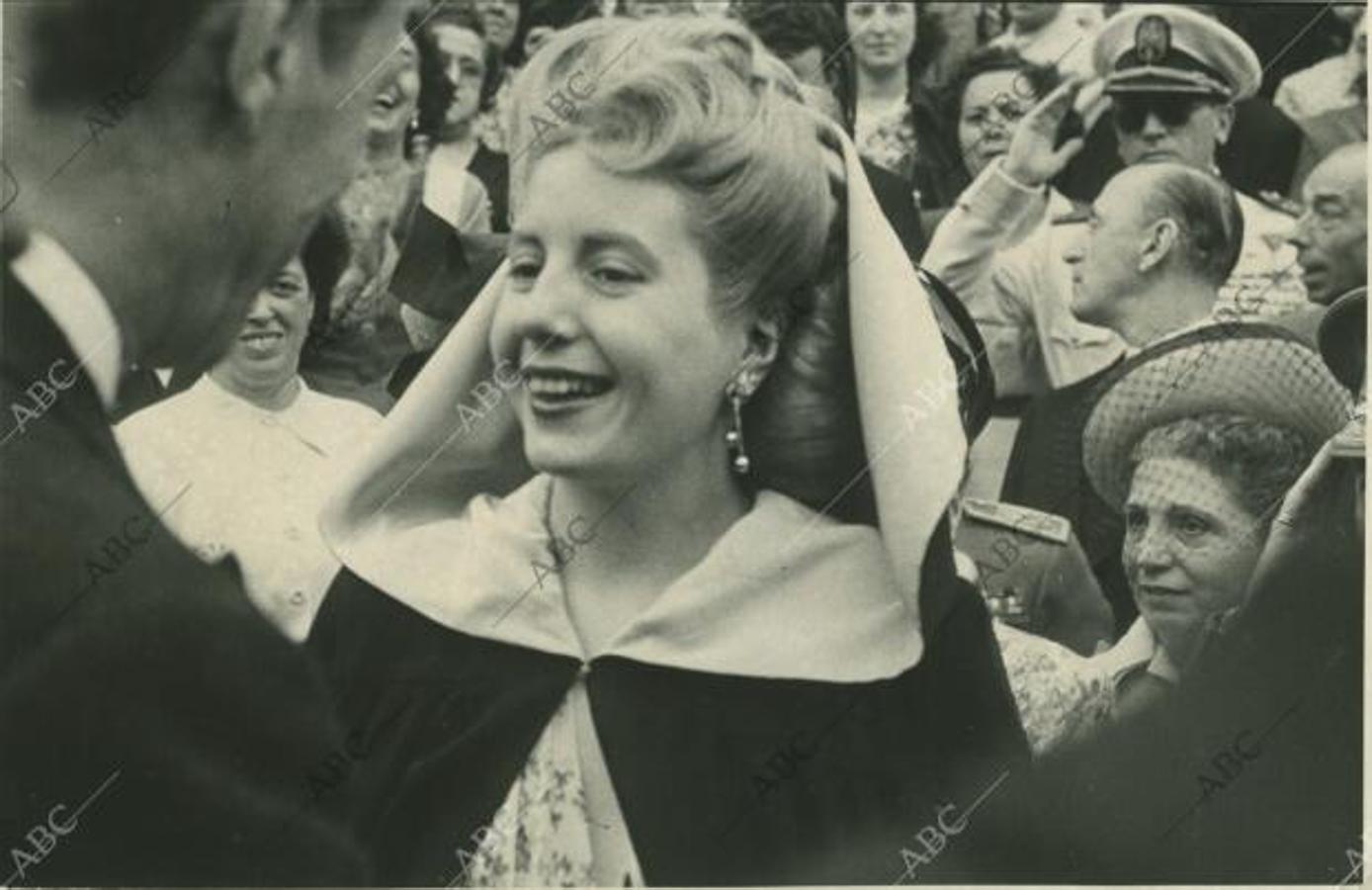 Durante la visita a la exposición nacional de Artes Decorativas, donde fue recibida por el ministro de Educación Nacional, Sr. Ibañez Martín. En la imagen, saludando al embajador de Argentina , señor Radio