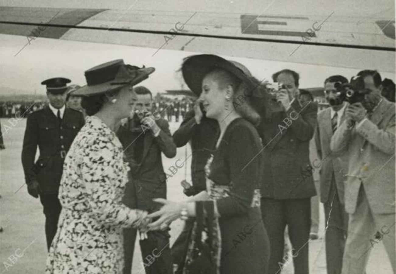 Carmen Polo recibe a Eva Duarte de Perón en el aeropuerto de Barcelona