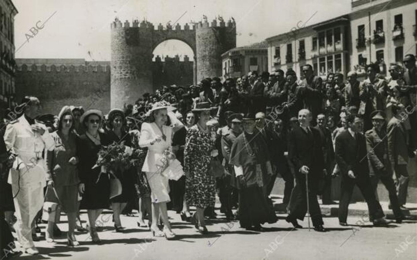Acompañada por Carmen Polo y otras personalidades durante su visita a Ávila