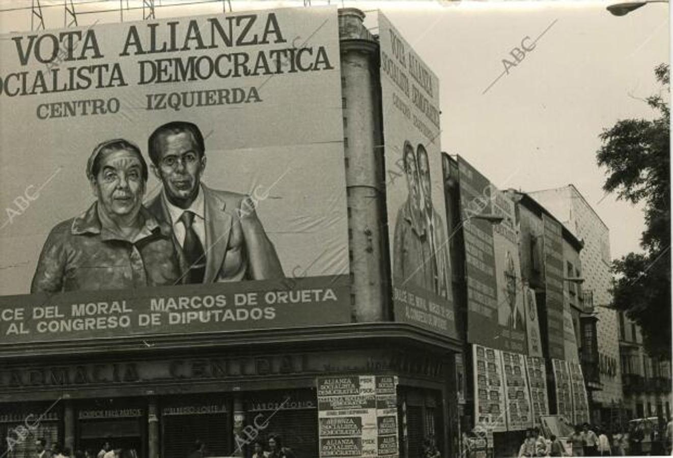 Edificios completamente empapelados de carteles electorales