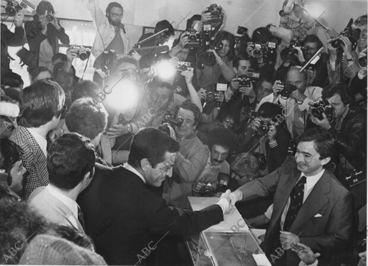 Adolfo Suárez da la mano al presidente de la mesa tras votar