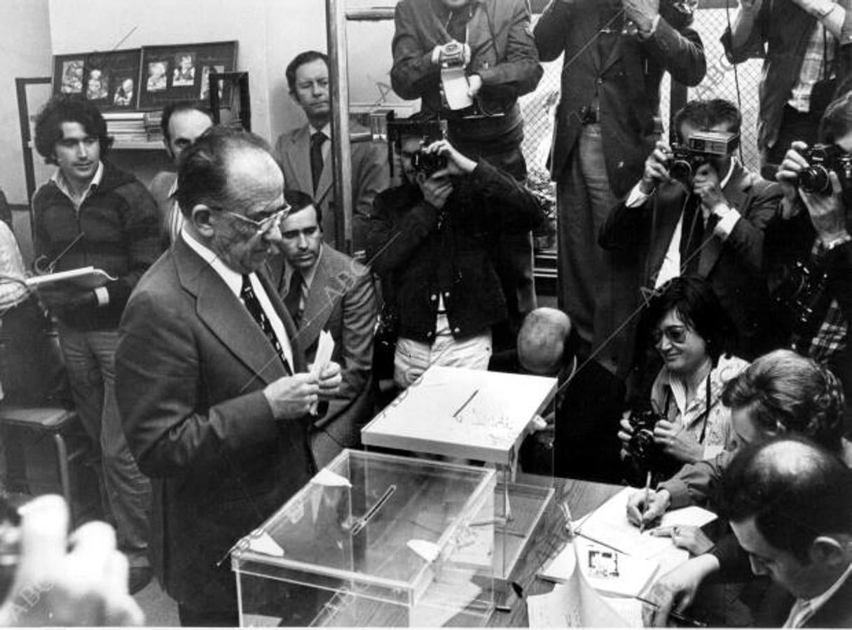 Santiago Carrillo se dispone a votar