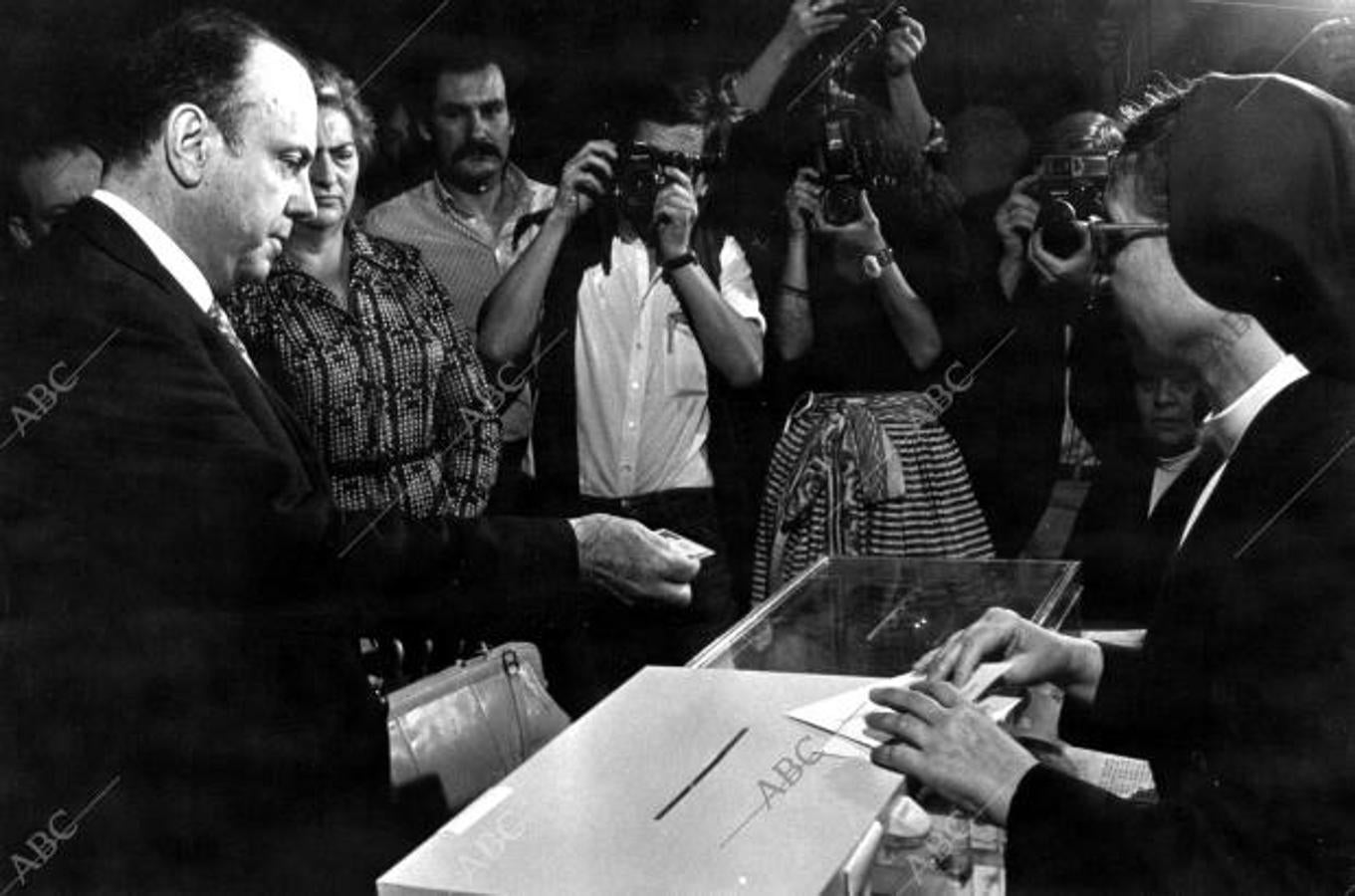 Manuel Fraga enseña el DNI antes de votar