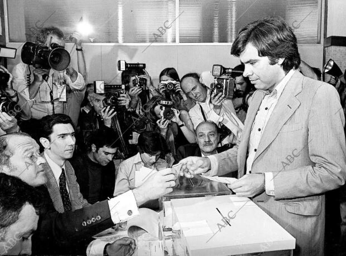 Felipe González enseña su DNI antes de votar