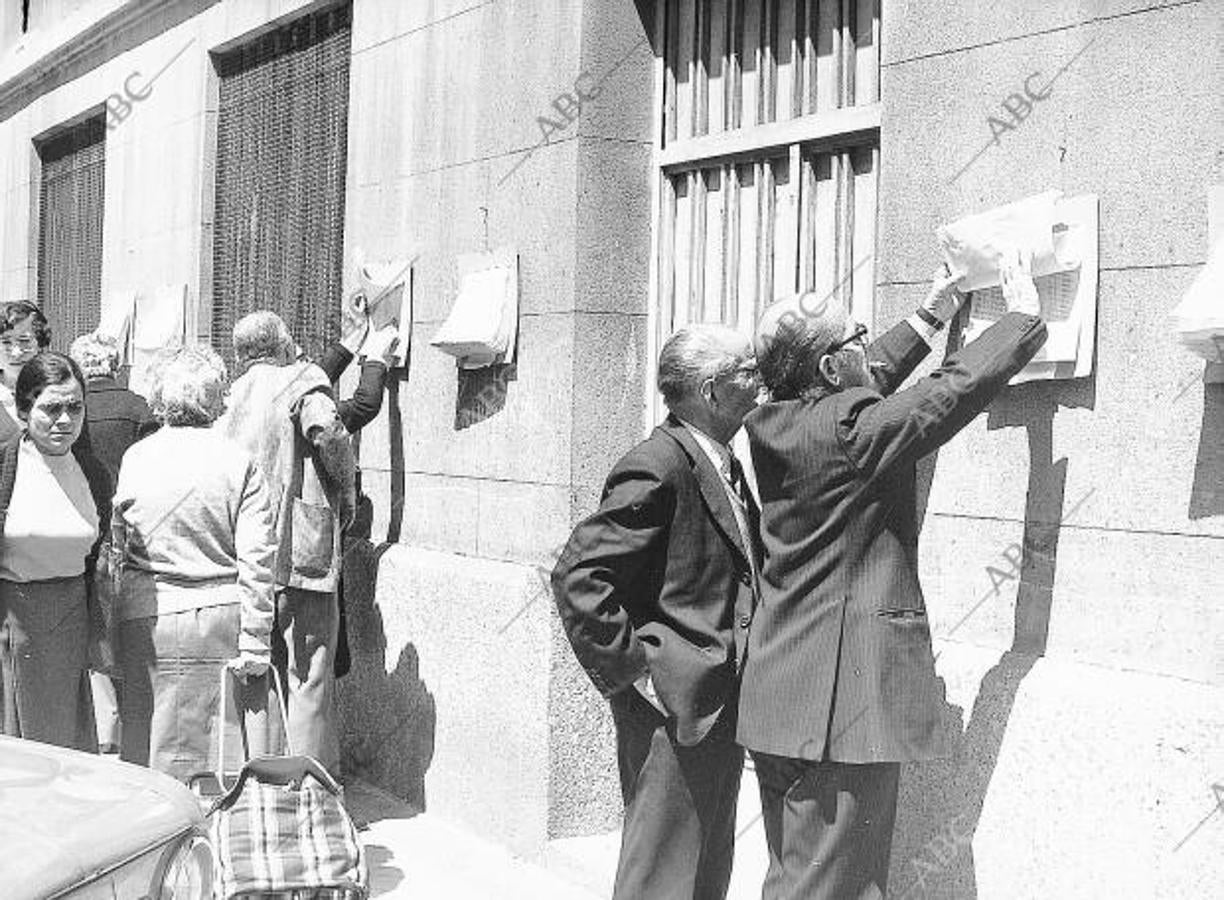 Votantes de Madrid comprueban si están en las listas