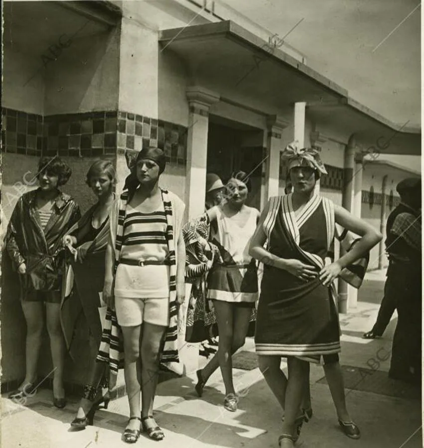 no pagado camino genio Así se bañaban antes: De los largos trajes de baño a los bikinis - Archivo  ABC