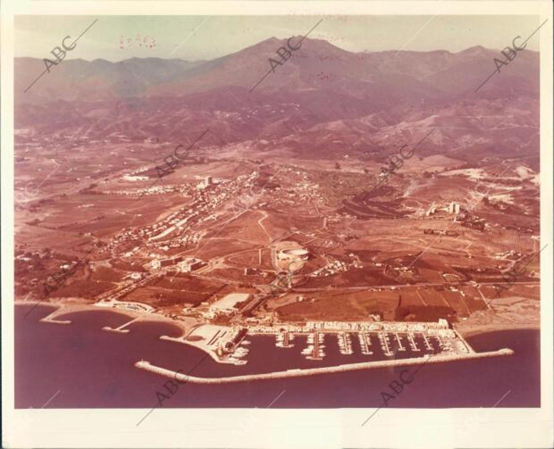 Puerto Banús (Marbella), 1976 CA.). Vista aérea de la zona conocida como Nueva Andalucía, cercana al puerto deportivo de Marbella, con el mar Mediteráneo de frente y la serranía de Ronda al fondo