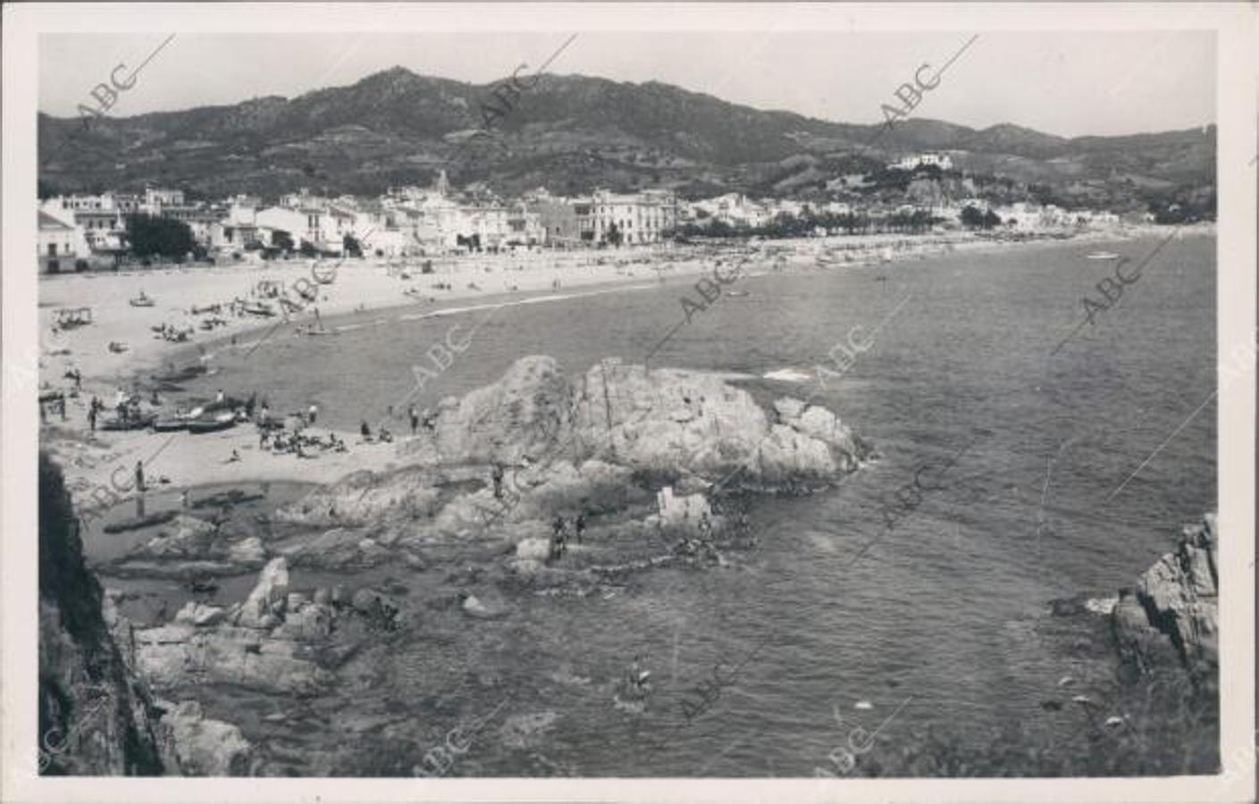 Lloret de Mar (Gerona), 1954 (CA.). Vista de la playa de Lloret de Mar antes del «boom» inmobiliario