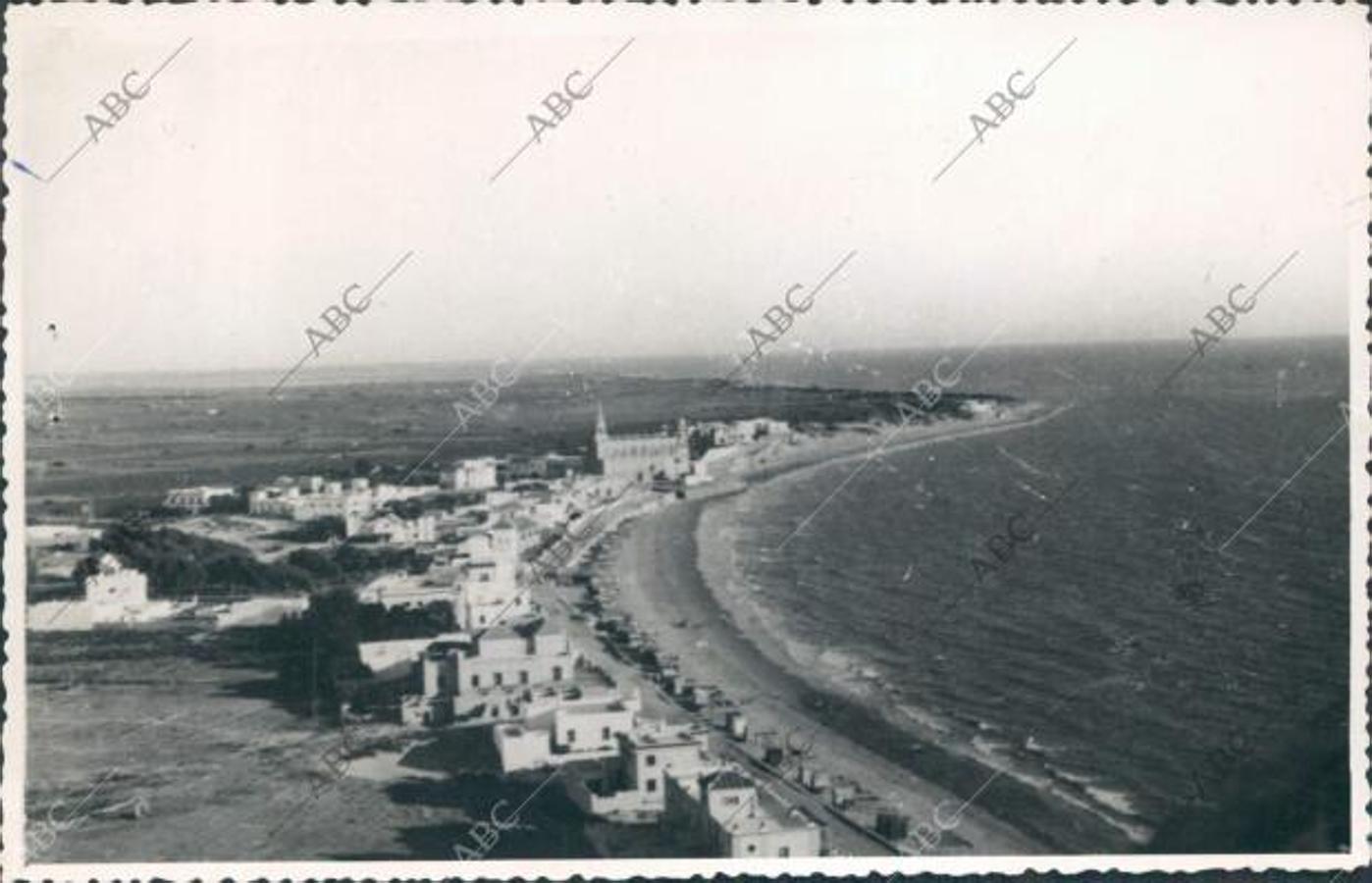 Chipiona (Cádiz), septiembre de 1954. La playa de Regla vista desde el faro. Al fondo, aparece el santuario de Nuestra Señora de Regla